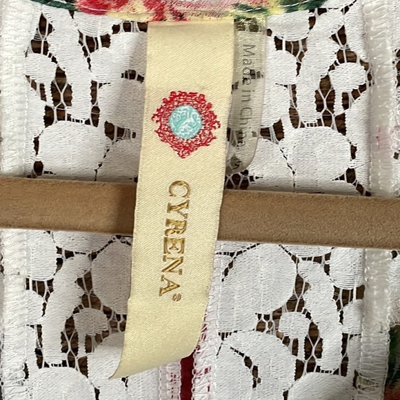 Cyrena white floral lace cold shoulder top Size Small - Picture 6 of 10